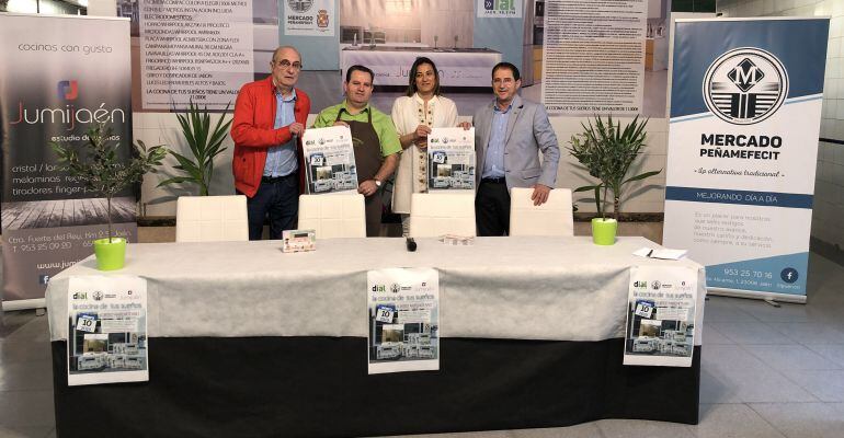 De izquierda a derecha, el director de Radio Jaén, Manuel Palomo; el presidente del mercado, Rafael Serrano; la concejala de consumo, Yolanda Pedrosa, y el gerente de Jumijaen, Juan de la Chica.