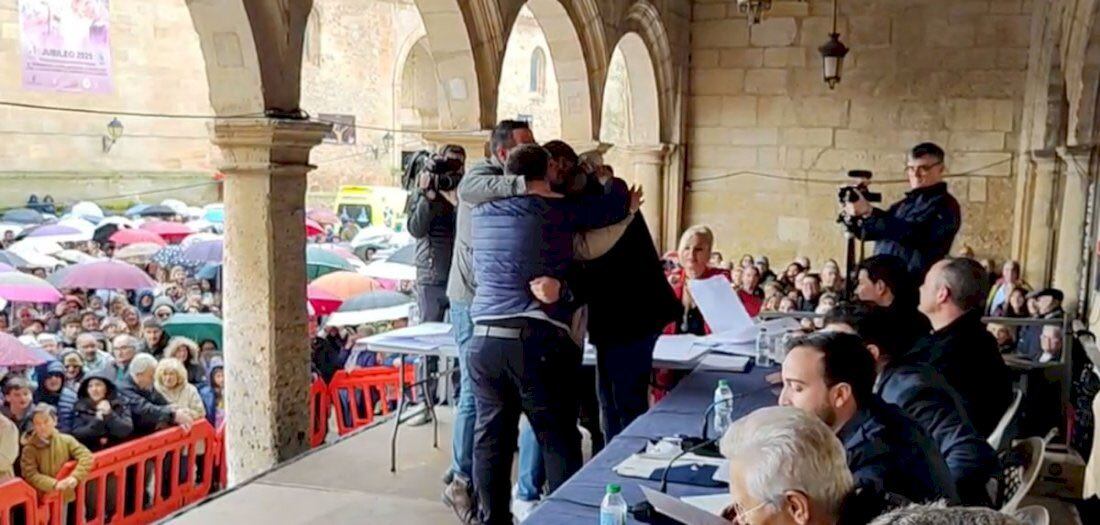 Félix Rosado Andújar, rematante de la Virgen de Rus 2025, celebra con algunos miembros de su cuadrilla haber ganado la puja