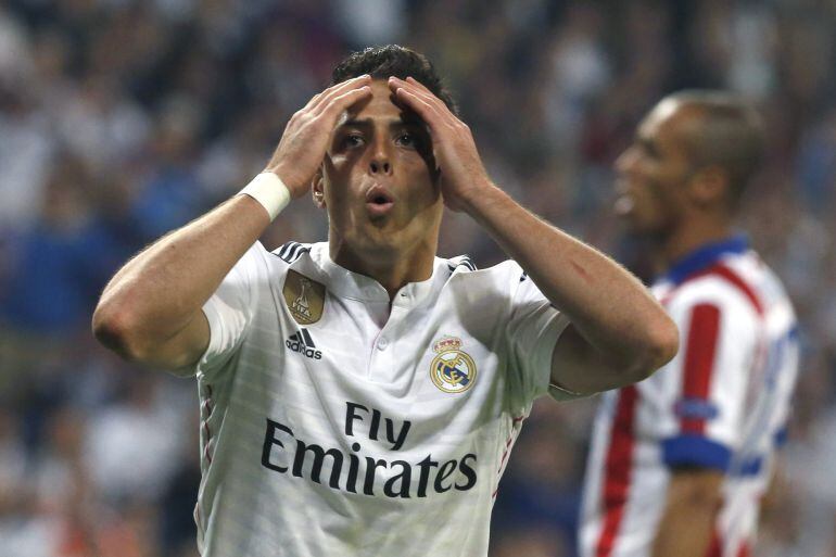 GRA619. MADRID, 22/04/2015.- El delantero mexicano del Real Madrid Javier Hernández &#039;Chicharito&#039; i) se lamenta de una ocasión perdida durante el partido frente al Atlético de Madrid, de vuelta de cuartos de final de la Liga de Campeones, que se juega esta