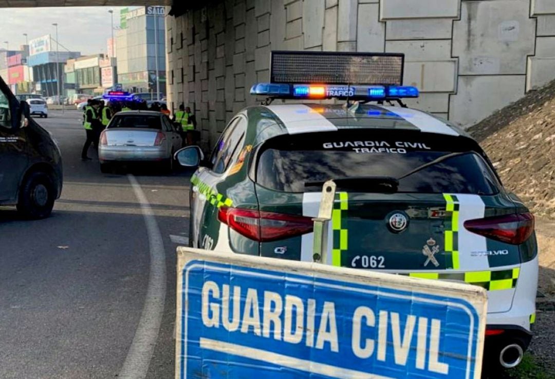 Control de la Guardia Civil de Tráfico en la Avenida de Cádiz, en Córdoba