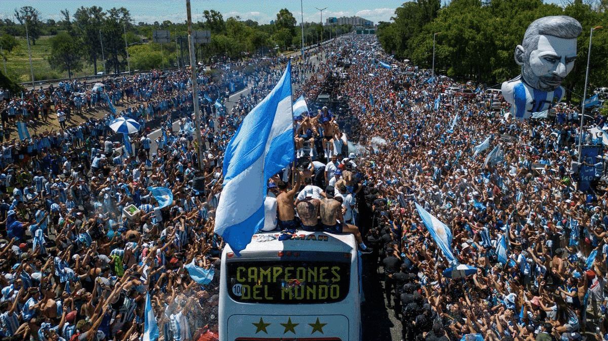 Las mejores imágenes de la celebración de la selección argentina en Buenos Aires tras ganar el Mundial de Qatar 2022.