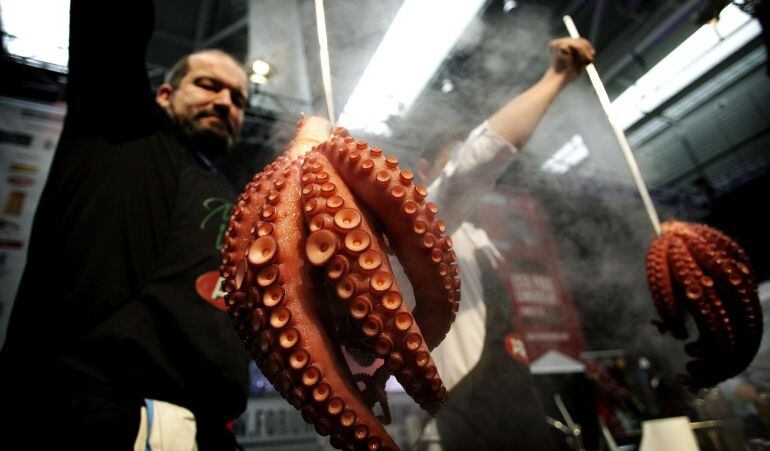 Inauguración del Fórum Gastronómico que se celebra en A Coruña. En la imagen, el ganador del concurso de pulpeiros Francisco Gómez.