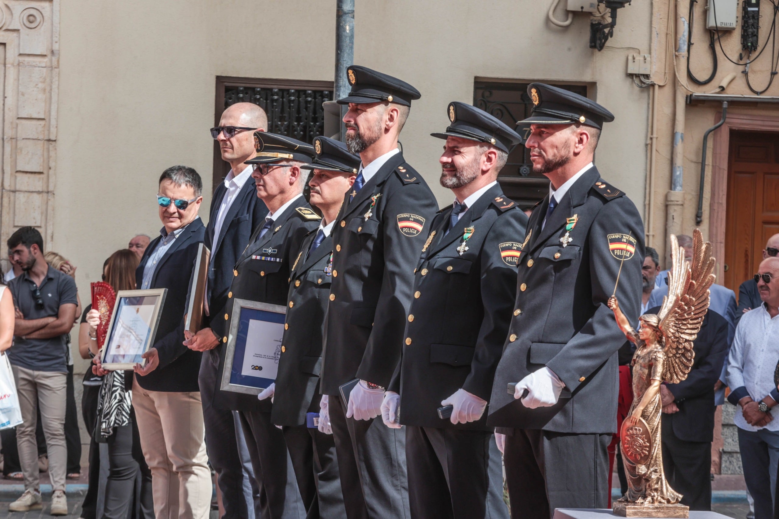 Oficiales de la Policía Nacional de Elda y Petrer reciben sus respectivas condecoraciones.