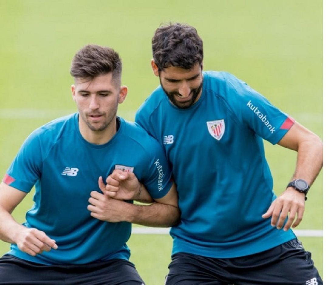 Areso en un entrenamiento del primer equipo del Athletic con Raúl García 