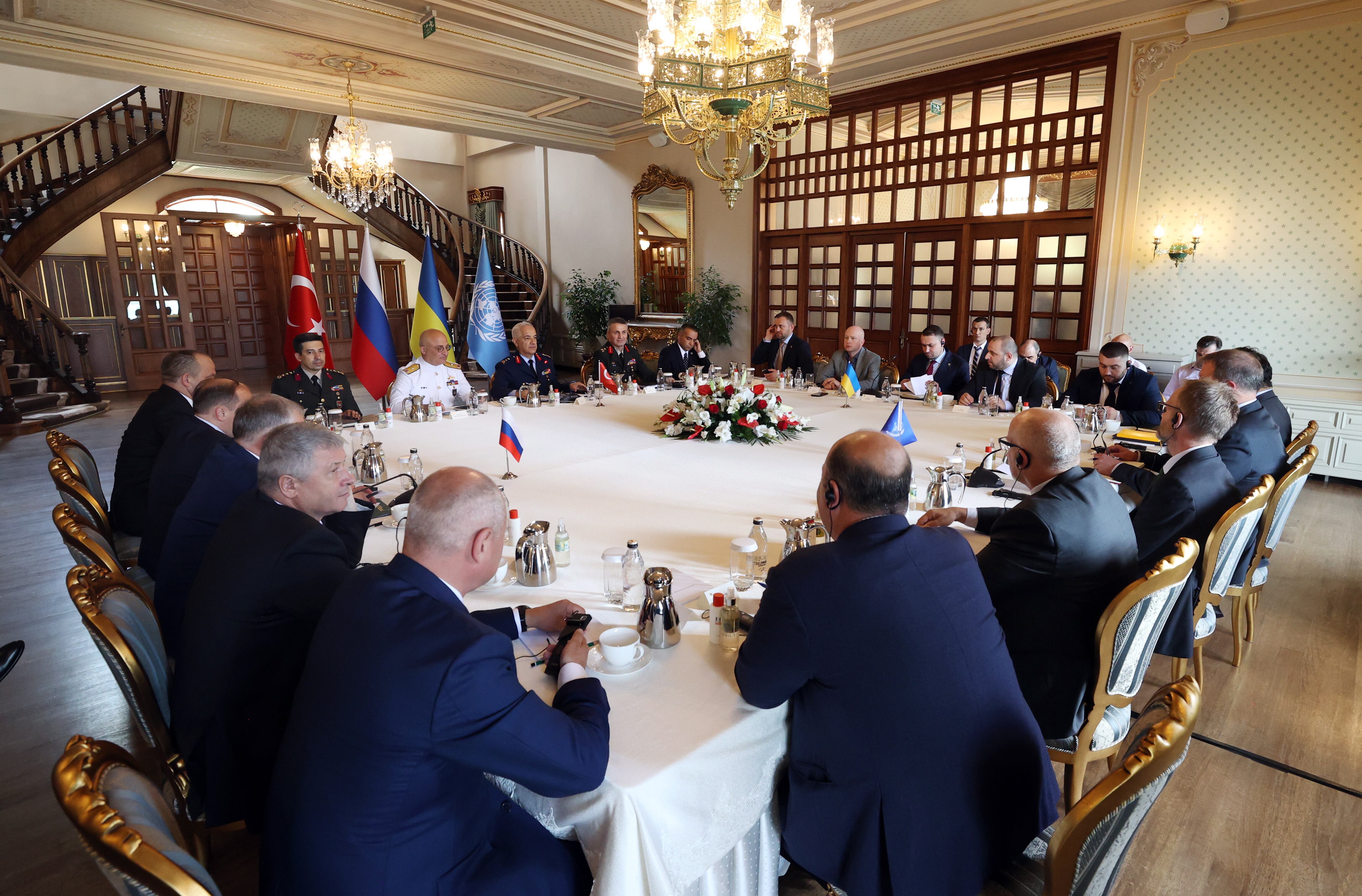 Imagen del encuentro entre las delegaciones rusa, ucraniana, turca y de Naciones Unidas