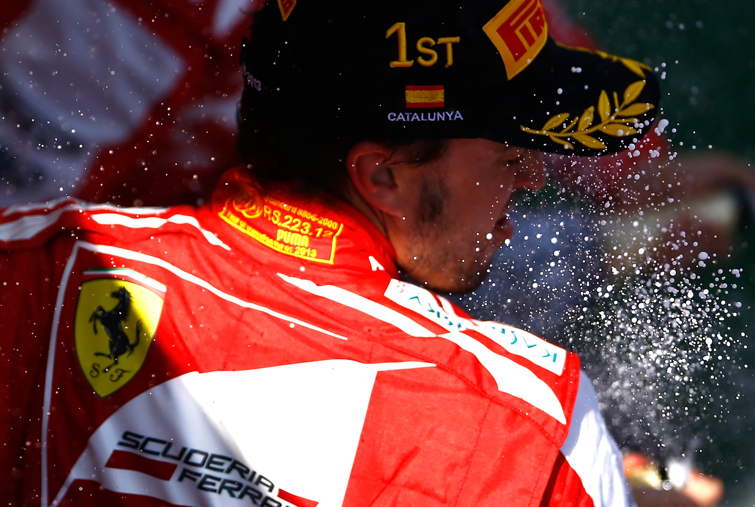 Fernando Alonso celebra la victoria en el GP de España en Montmeló 2013 con Ferrari.  (Photo by Vladimir Rys Photography via Getty Images)