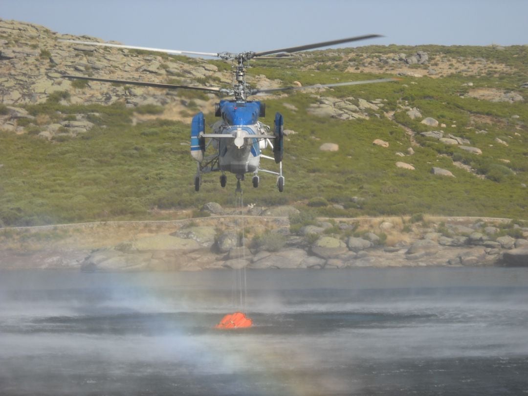 Helicóptero cargando agua en Extremadura