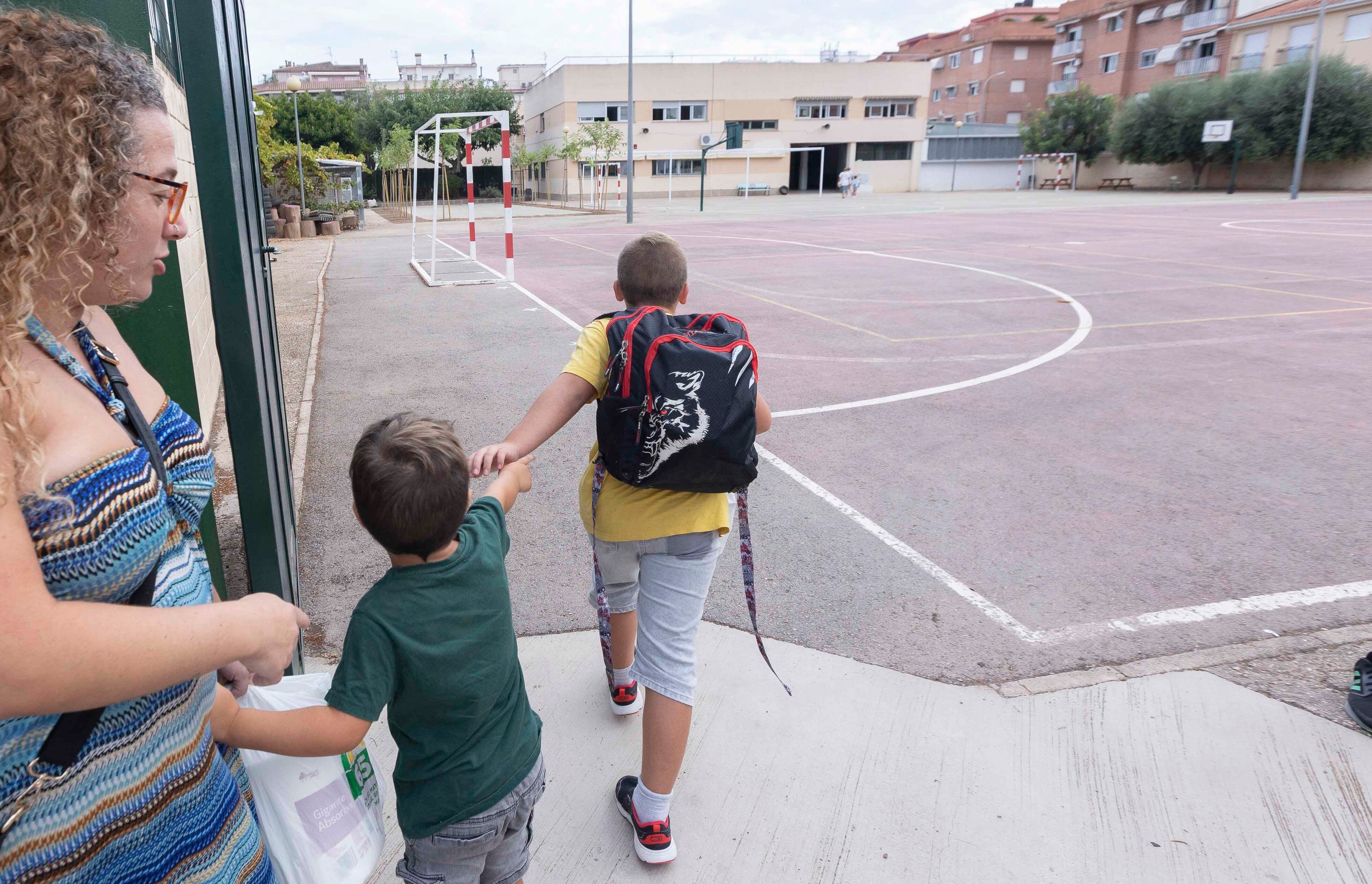 Niños a la entrada de un colegio en Gandia