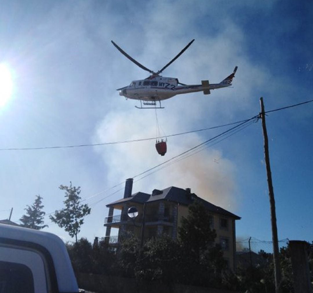 Un helicóptero ayuda a sofocar las llamas