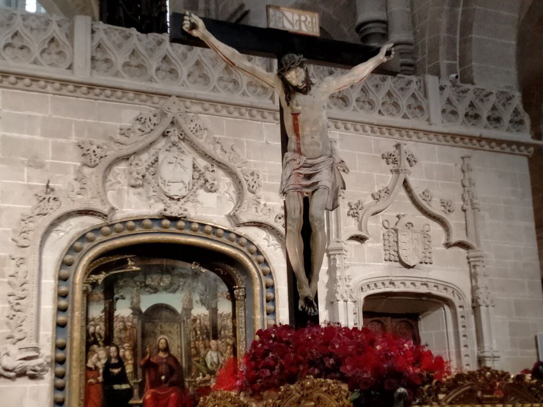 El Cristo de las Injurias sobre su mesa en el trascoro de la Catedral de Zamora