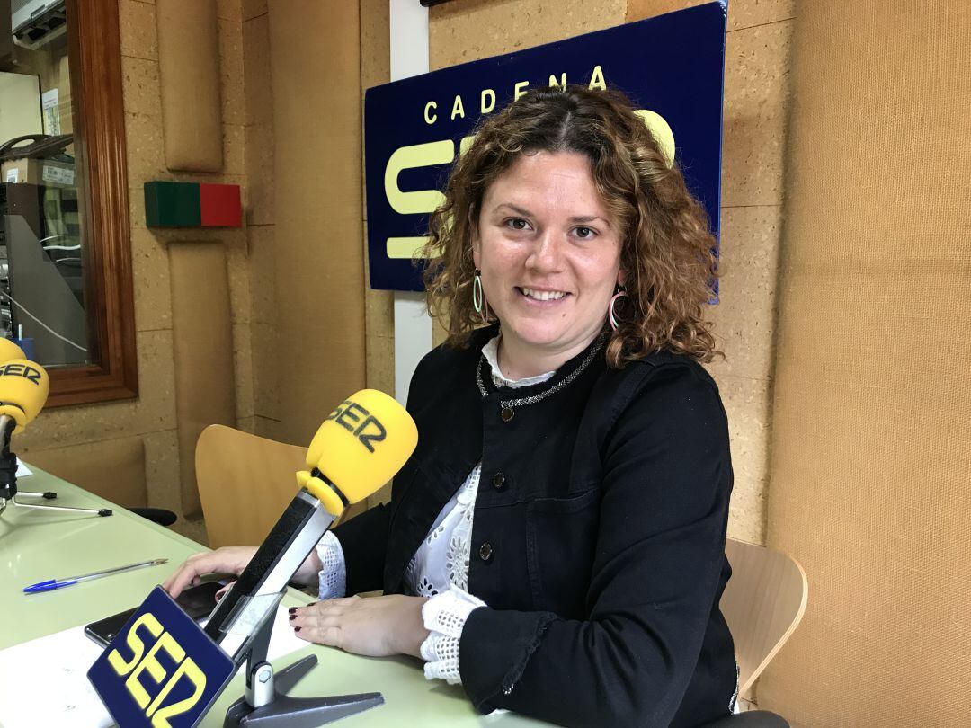 La alcaldesa de Ronda, Teresa Valdenebro, en el estudio central de Radio Coca SER Ronda