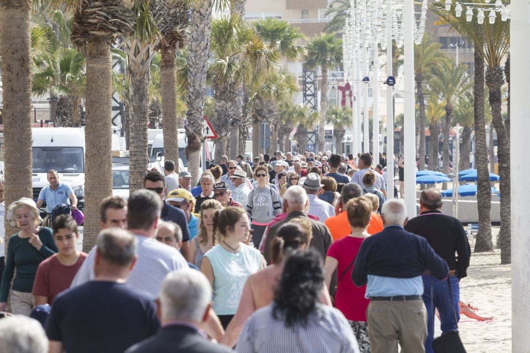 El paseo marítimo de Benidorm, Alicante, lleno de turistas durante unas vacaciones de Semana Santa