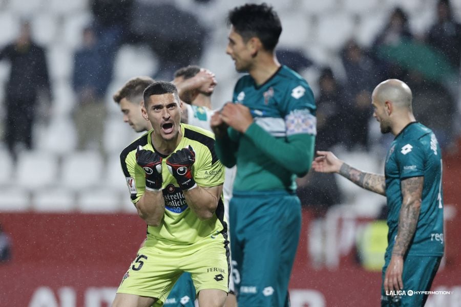 Ander Cantero, ante David Castro y Jon García en el Albacete-Racing del Carlos Belmonte (foto: LaLiga Hypermotion)