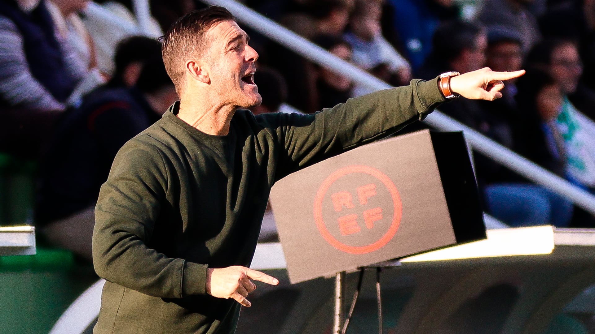 Abraham Paz dirigiendo al Antequera CF frente al Betis Deportivo