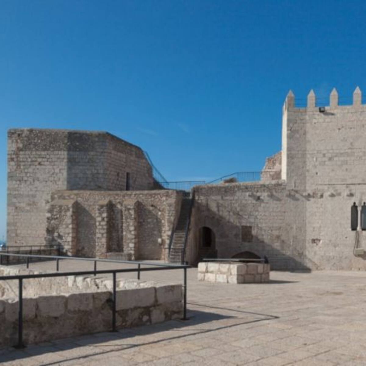 Muere un hombre al caer desde 20 metros en el castillo de Peñíscola