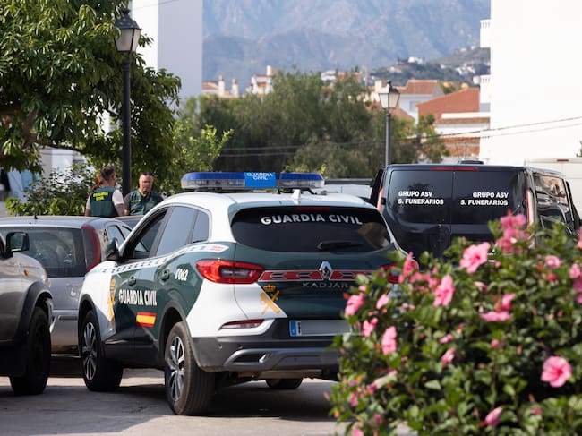TORROX (MÁLAGA), 27/06/2023.- La Guardia Civil investiga este martes un posible caso de violencia machista en Torrox (Málaga), después de que un hombre de 69 años, exmilitar, haya intentado matar de un disparo en la calle a su expareja, que ha sido trasladada grave a un hospital, y luego se haya suicidado con la misma pistola. EFE/Carlos Díaz