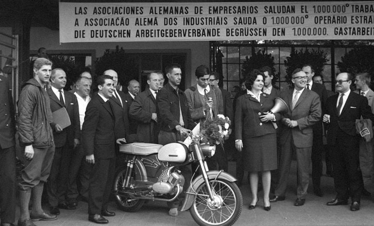 Alemania da la bienvenida al Gastarbeiter número 1.000.000, obsequiándole con flores y una motocicleta. 