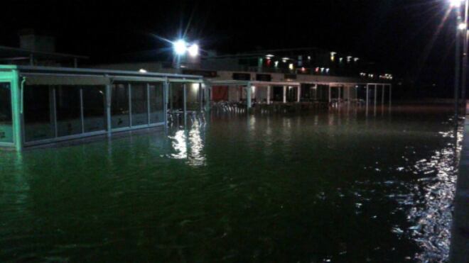 Locals de Calafell inundats després de les darreres pluges.