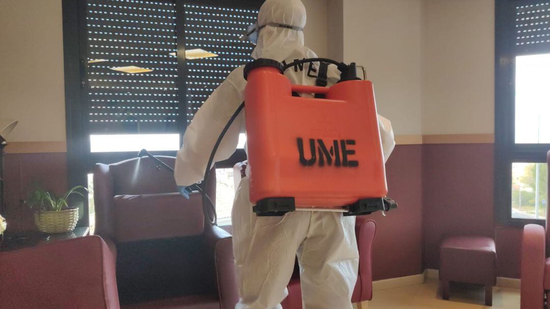 Un militar de la UME desinfecta dependencias de una residencia de mayores de Granada