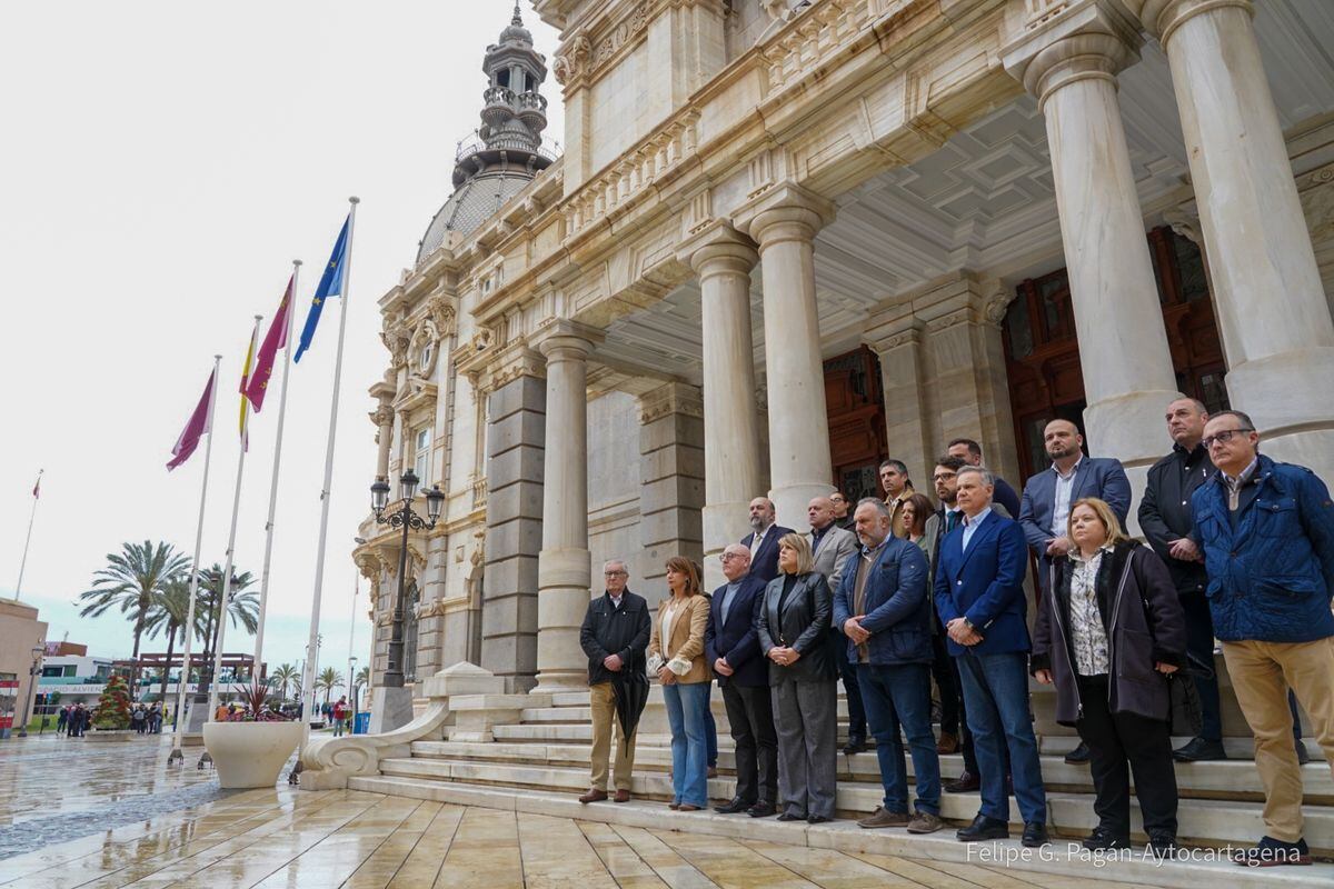 Parte de la corporación municipal durante el minuto de silencio por las víctimas del incendio de Valencia