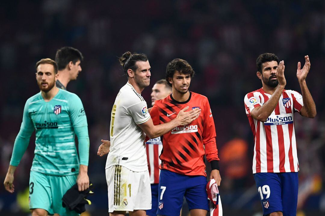 Los jugadores del Real Madrid y del Atlético se saludan después de un derbi.