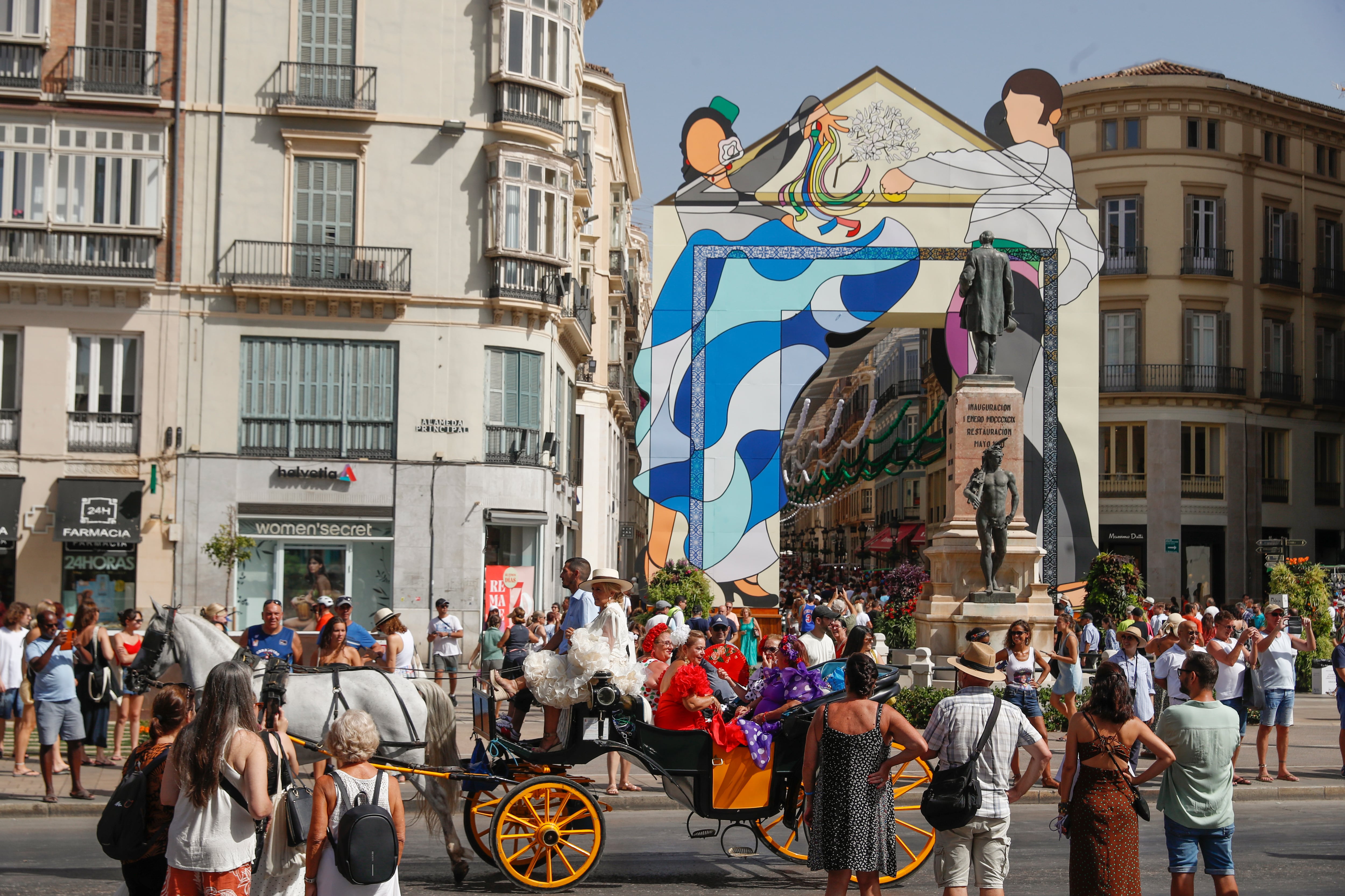 MÁLAGA (ANDALUCÍA), 12/08/2023.- Portada de la feria en la calle Larios, este sábado durante la feria de Málaga. EFE/ Jorge Zapata
