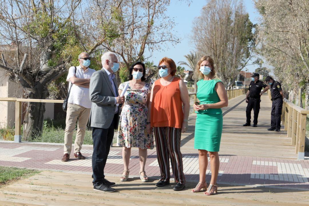 Visita playas alcaldesa, delegada y subdelegada del gobierno