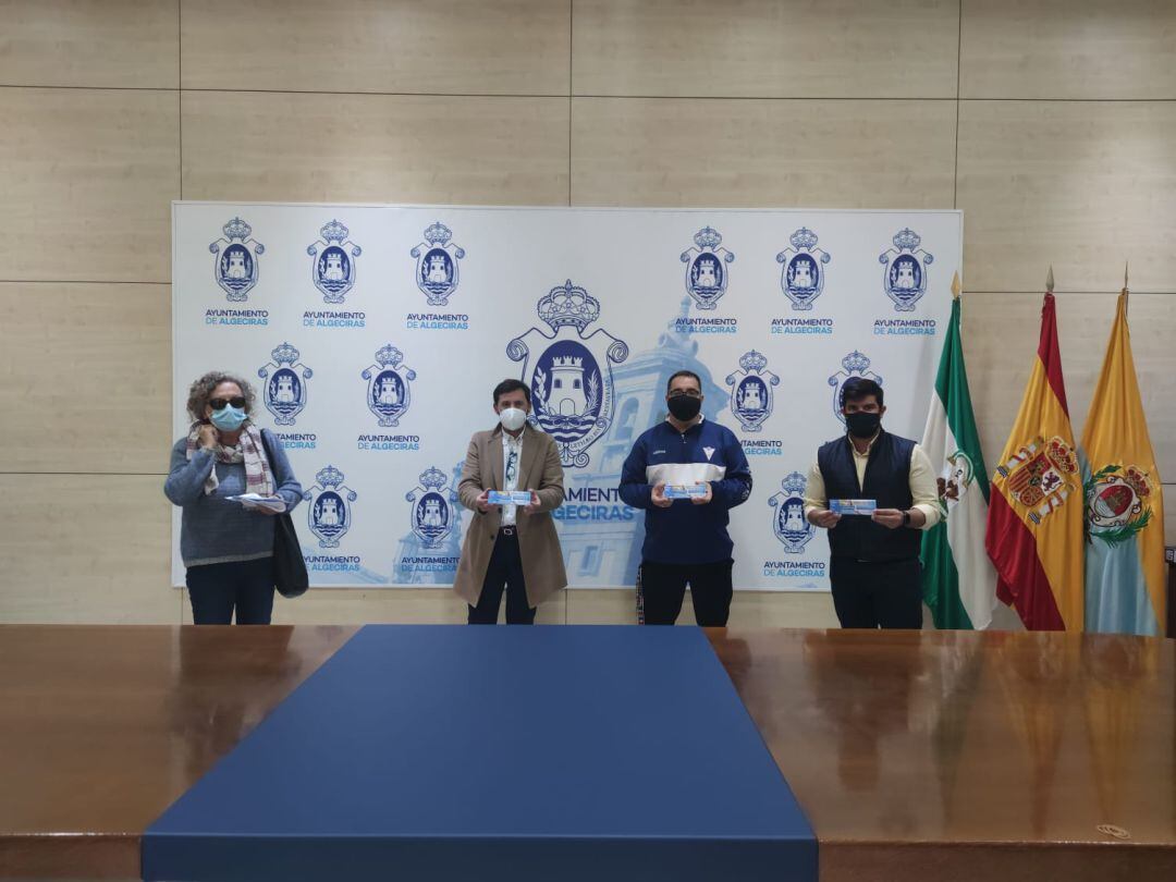 Momento de la entrega de los bonos.