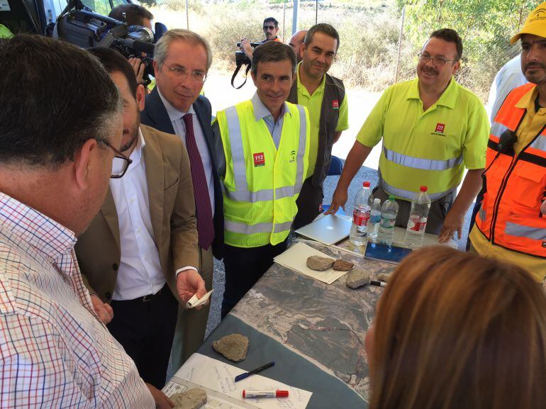 Reunión en el centro de mando.