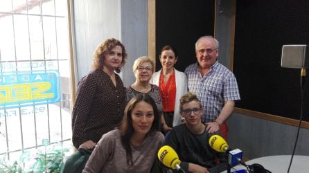 Alumnos del IES Juan López Morillas, con técnica del CMIM, profesora y Capachera, Maria Vargas, de pie segunda por la izquierda