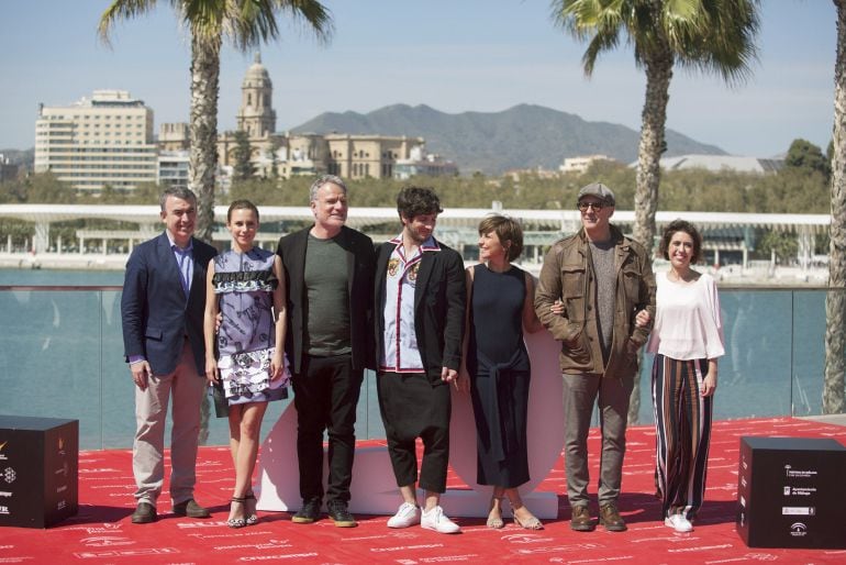 El director de cine Andrés Koppel (3i); el escritor Lorenzo Silva (i); los actores Quim Gutiérrez (c), Aura Garrido (2i), Marian Álvarez (3d) y Roberto Álamo (2d), y la productora Mercedes Gamero (d) posan tras en el Puerto de la capital malagueña tras pr