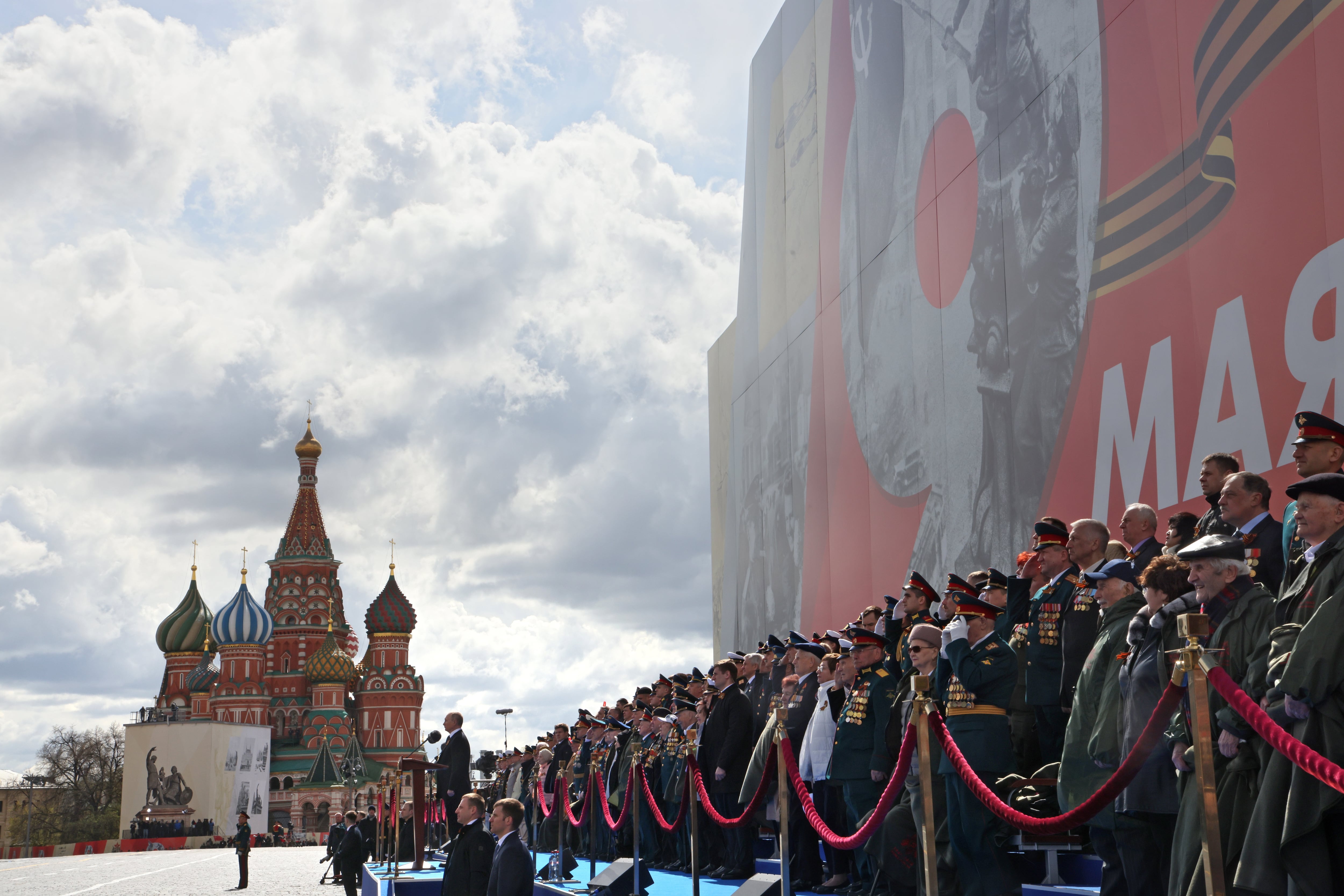 Putin se dirige al pueblo durante el desfile del día de la Victoria