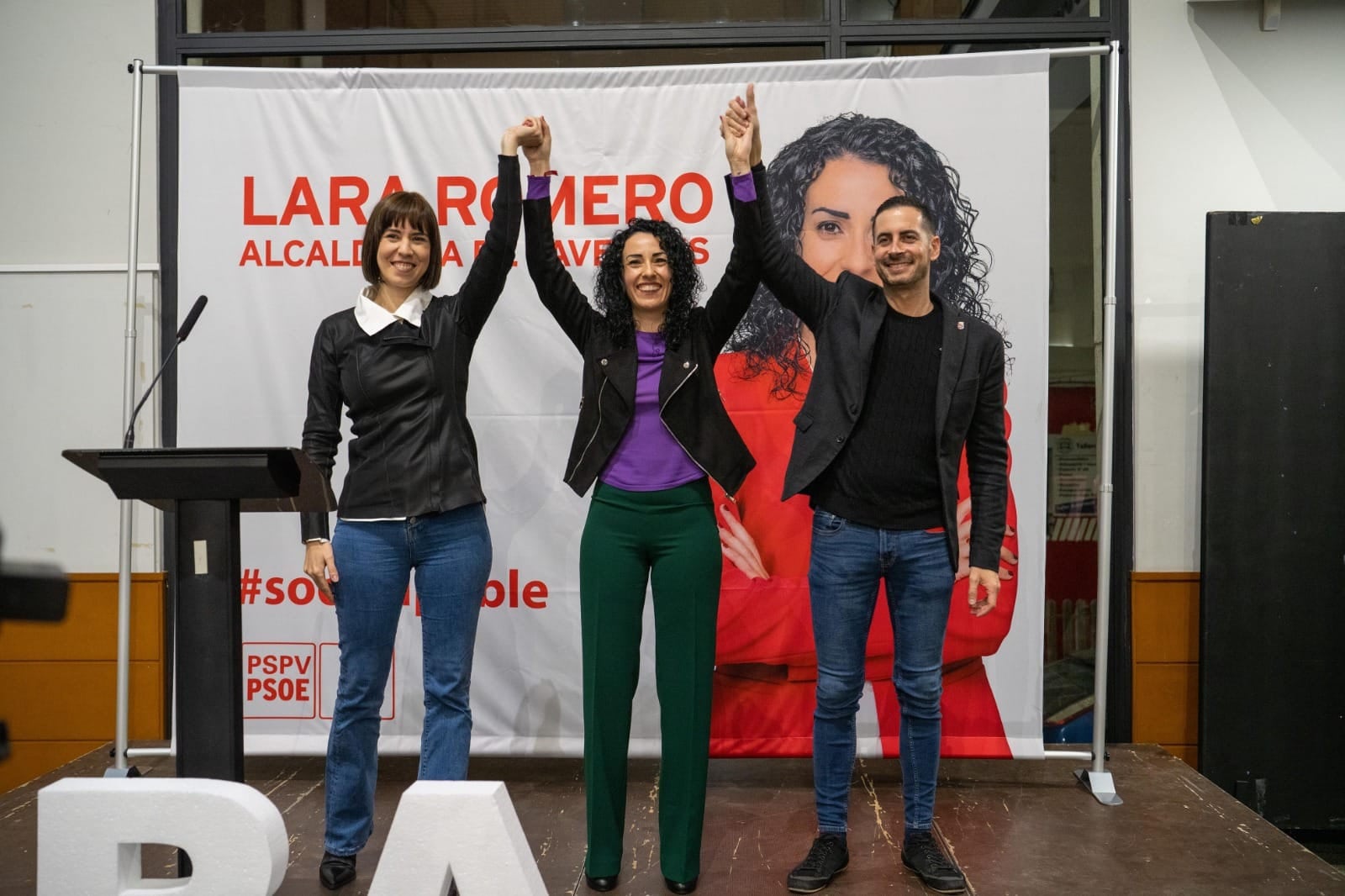 Lara Romero junto a la ministra Diana Morant y el vicepresidente de la Diputación de Valencia, Carlos Fernández Bielsa en un mitin.