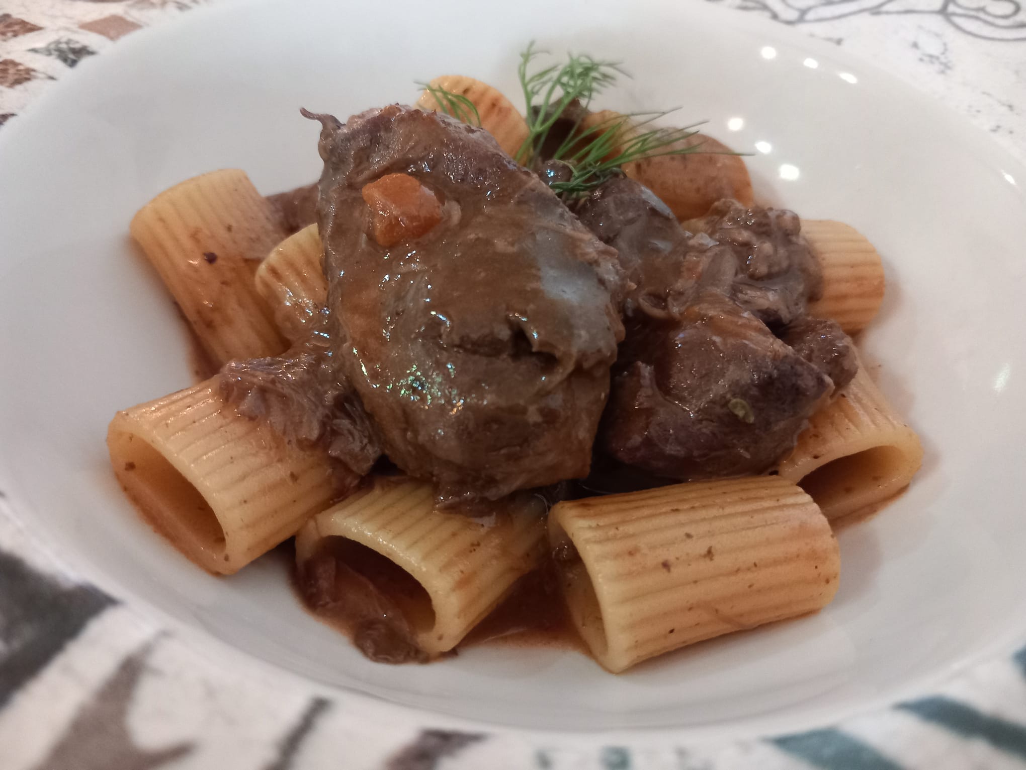 Mezze maniche con carrillada al vino tinto