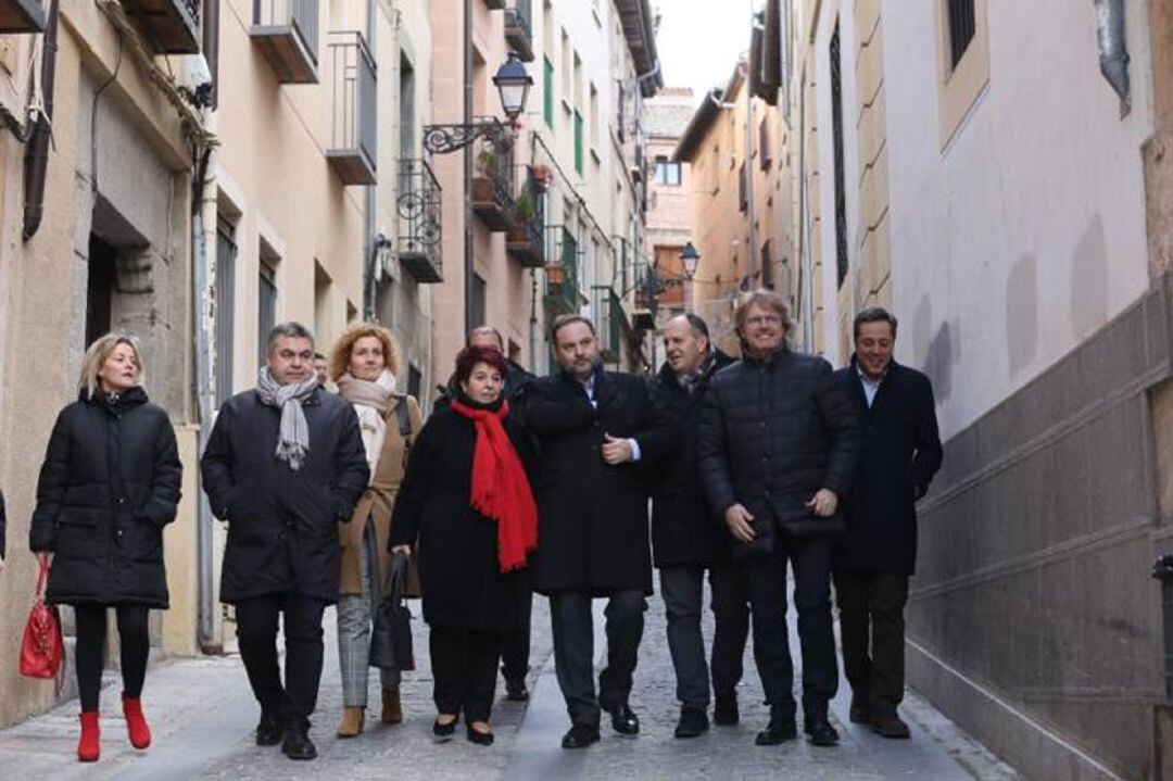 El Ministro de Fomento en funciones José Luis Ábalos paseando por Segovia