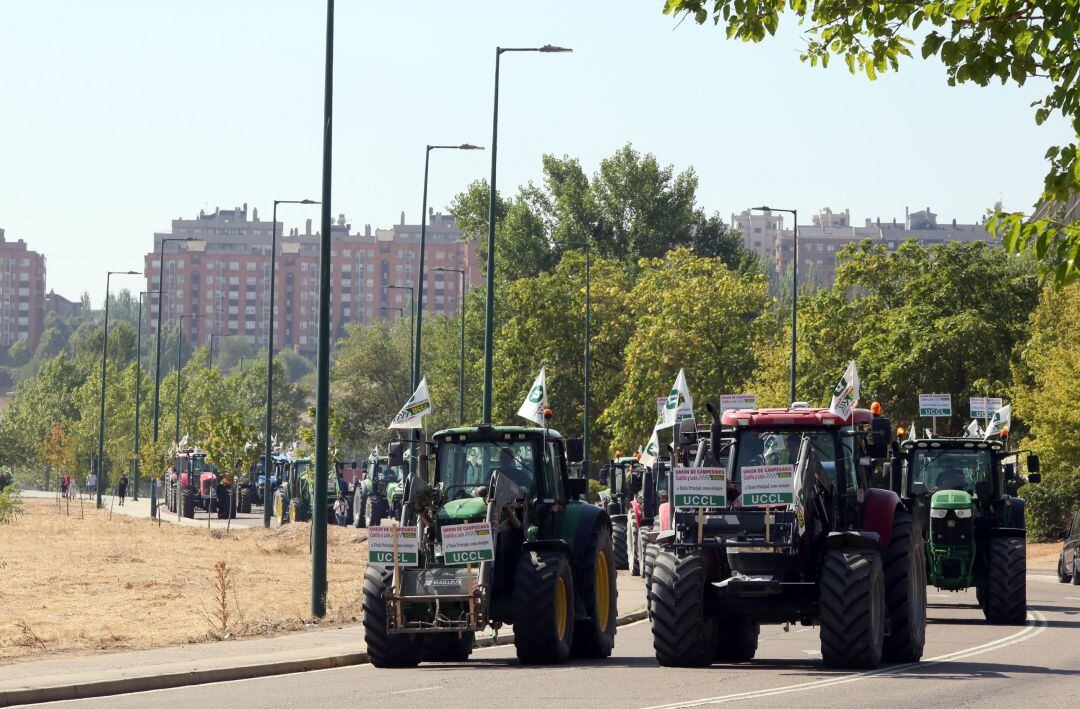 Protestas de agricultores con tractores en las calles de Valladolid