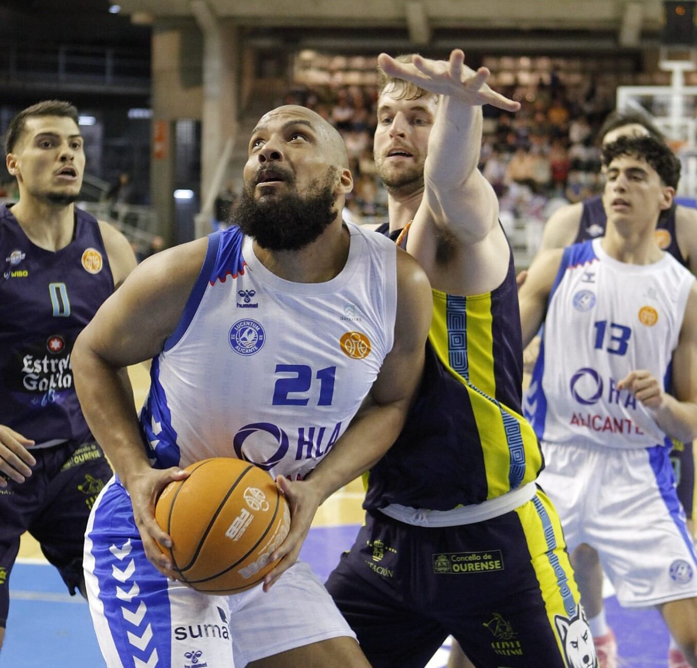 Kevin Larsen, jugador del HLA Alicante, entrando a canasta frente a Ourense