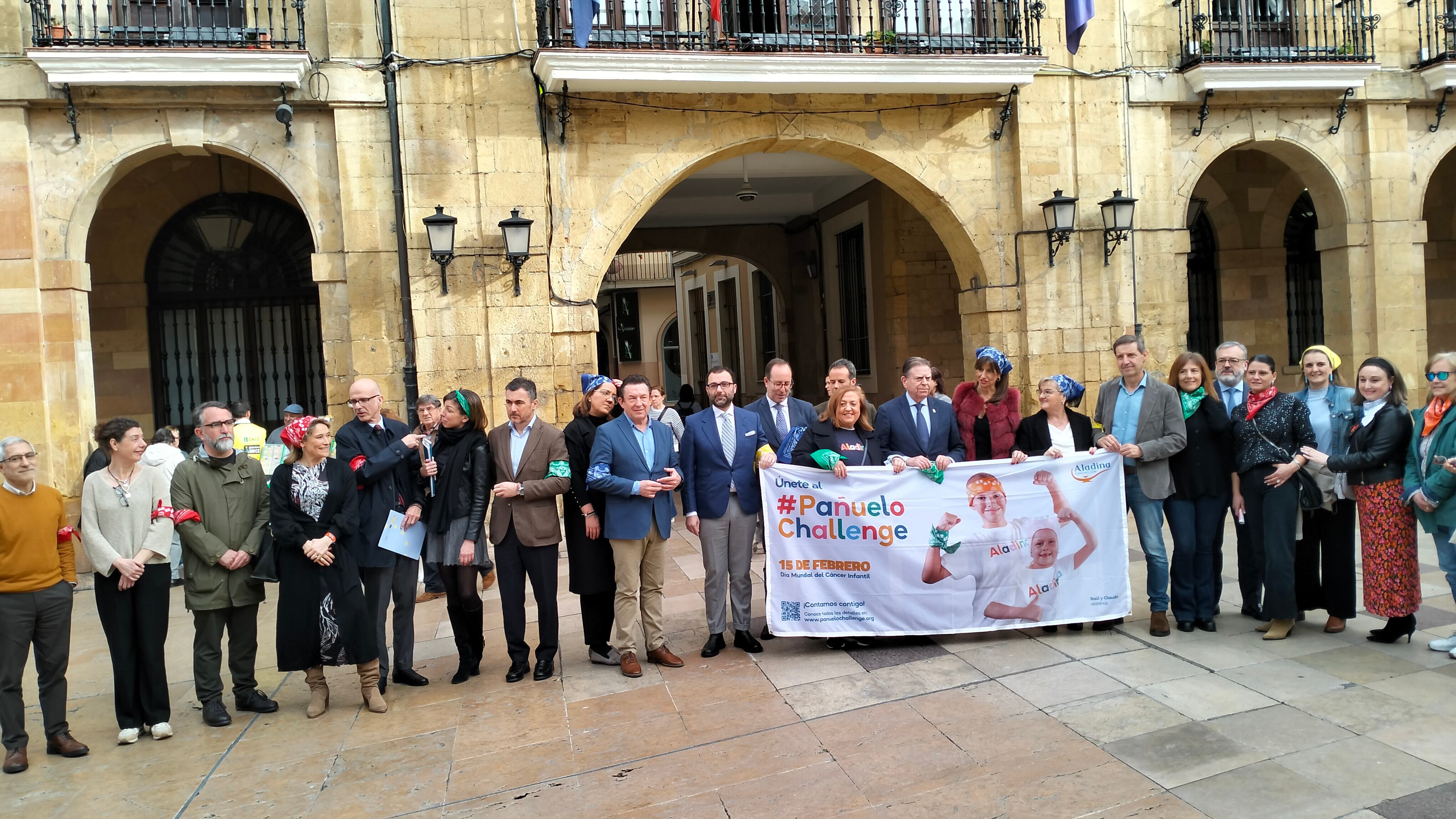 El Pañuelo Challenge de la Fundación Aladina en la plaza del ayuntamiento de Oviedo contó con la participación de toda la corporación municipal