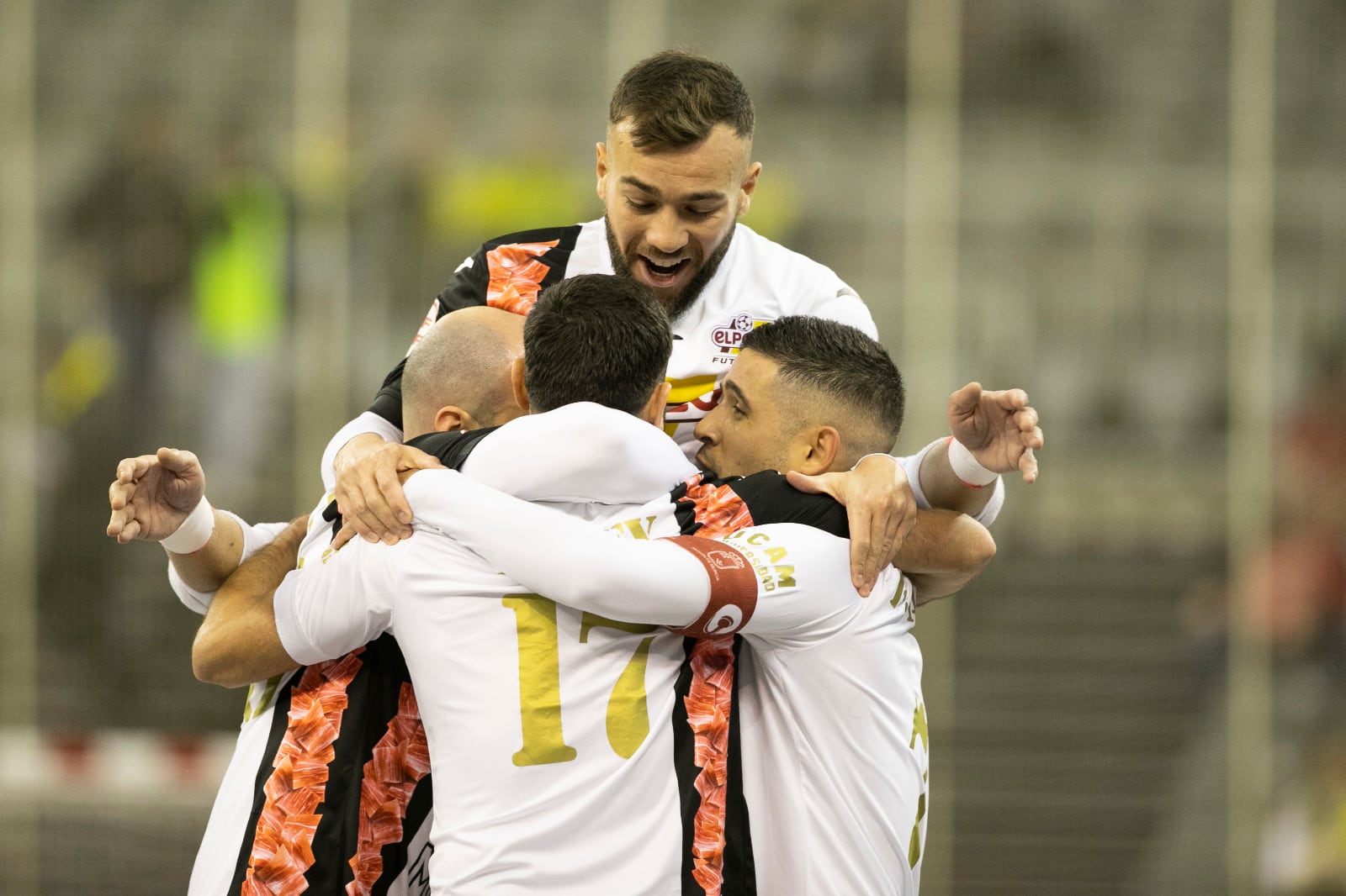 Rafa Santos celebra un gol junto a sus compañeros