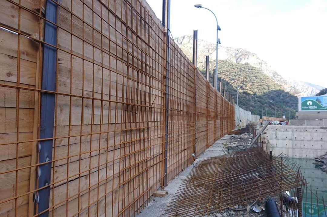 Instal·lació de la malla electrosoldada per reforçar el mur de contenció del terreny esllavissat a la Portalada, a Sant Julià de Lòria. 
 