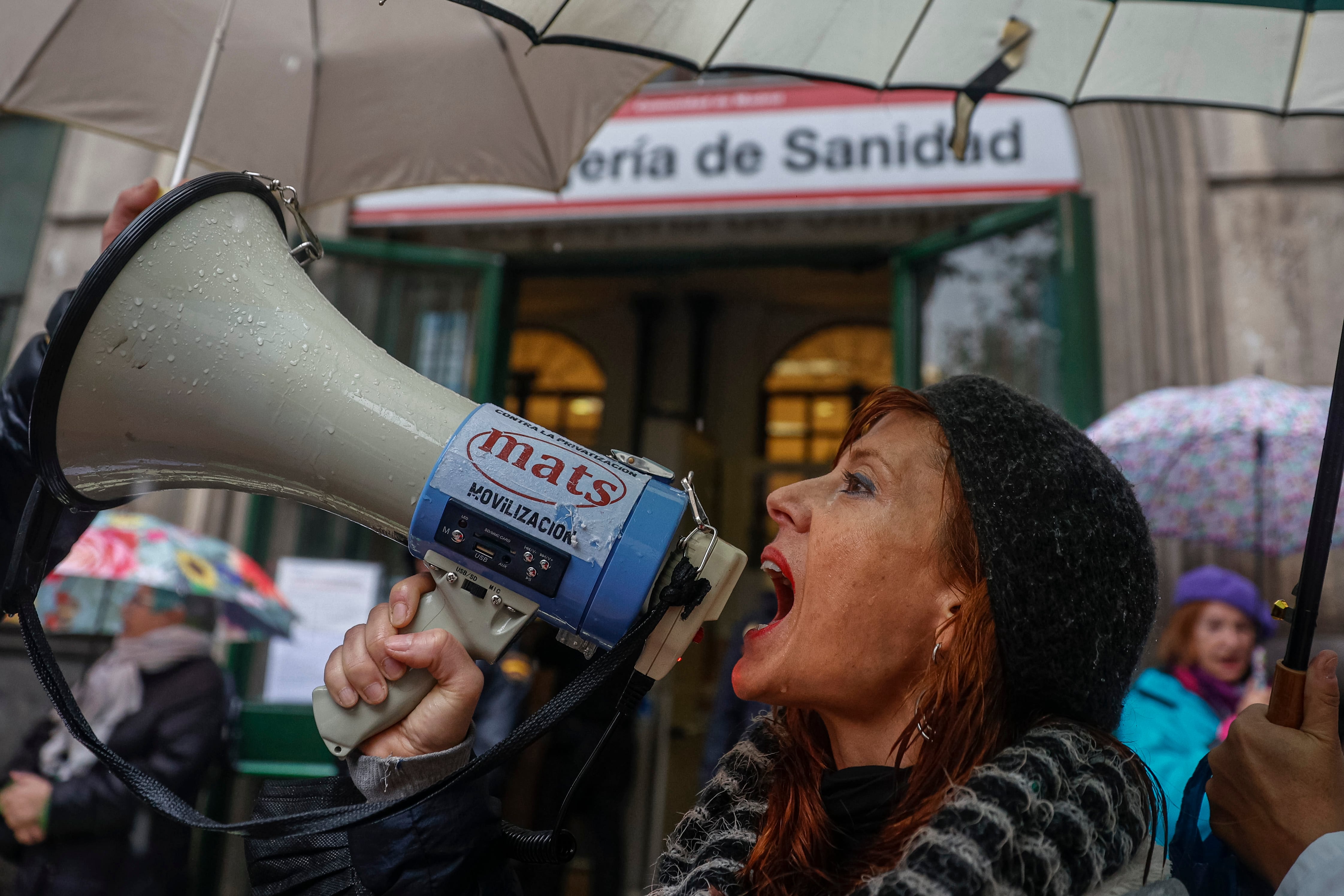 Una participante grita consignas durante la concentración de los servicios de urgencias extrahospitalarias este manrtes ante la Dirección General de Recursos Humanos de la consejería de Sanidad, en Madrid.