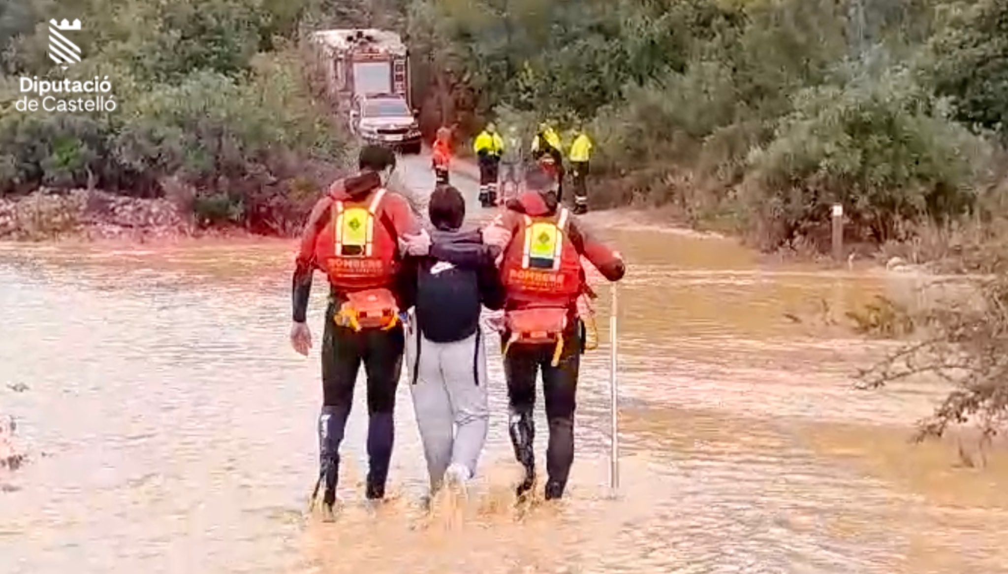 El Consorcio Provincial de Bomberos rescata a una familia atrapada en su vehículo.