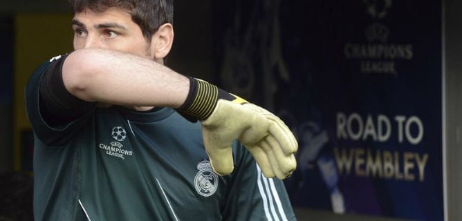 El portero del Real Madrid, Iker Casillas entra al campo del Signal Iduma Park de Dortmund, donde se jugó la ida de las semifinales de la Champions (4-1).