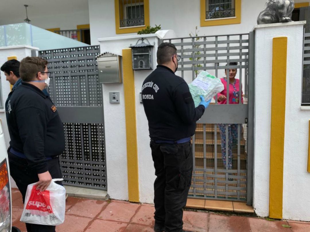 Voluntarios de Protección Civil se están encargando de entregar el material en los domicilios de los alumnos