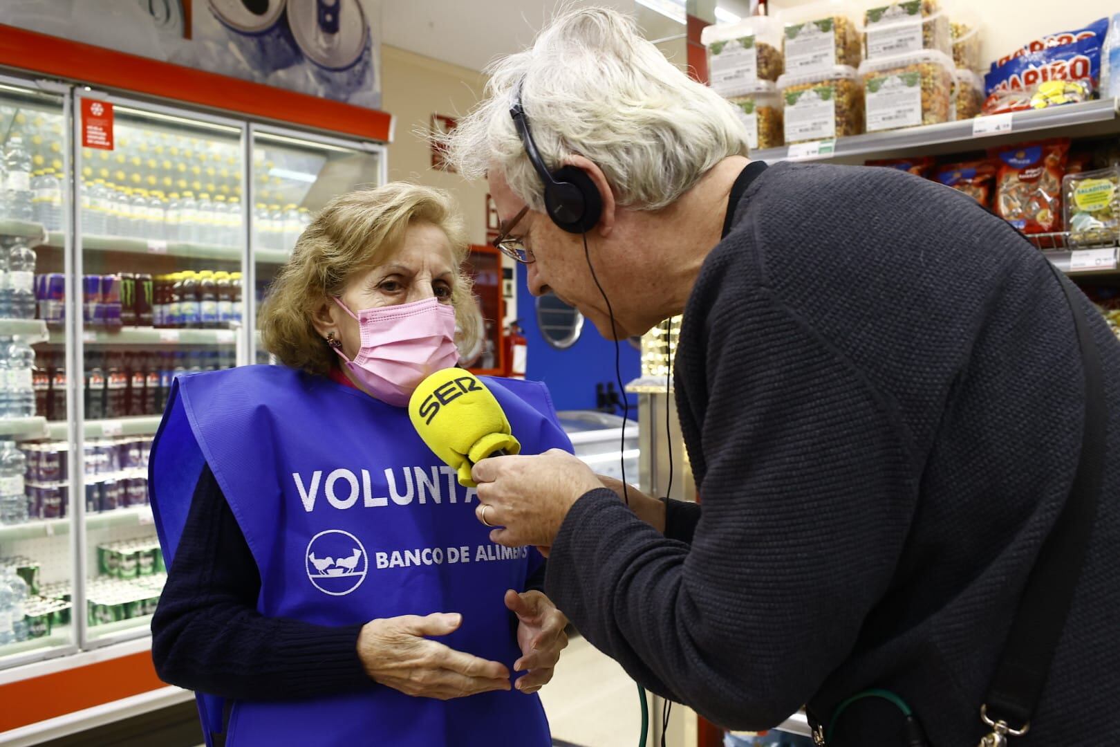 Ramón Medina entrevista a una voluntaria del Banco de Alimentos de Córdoba