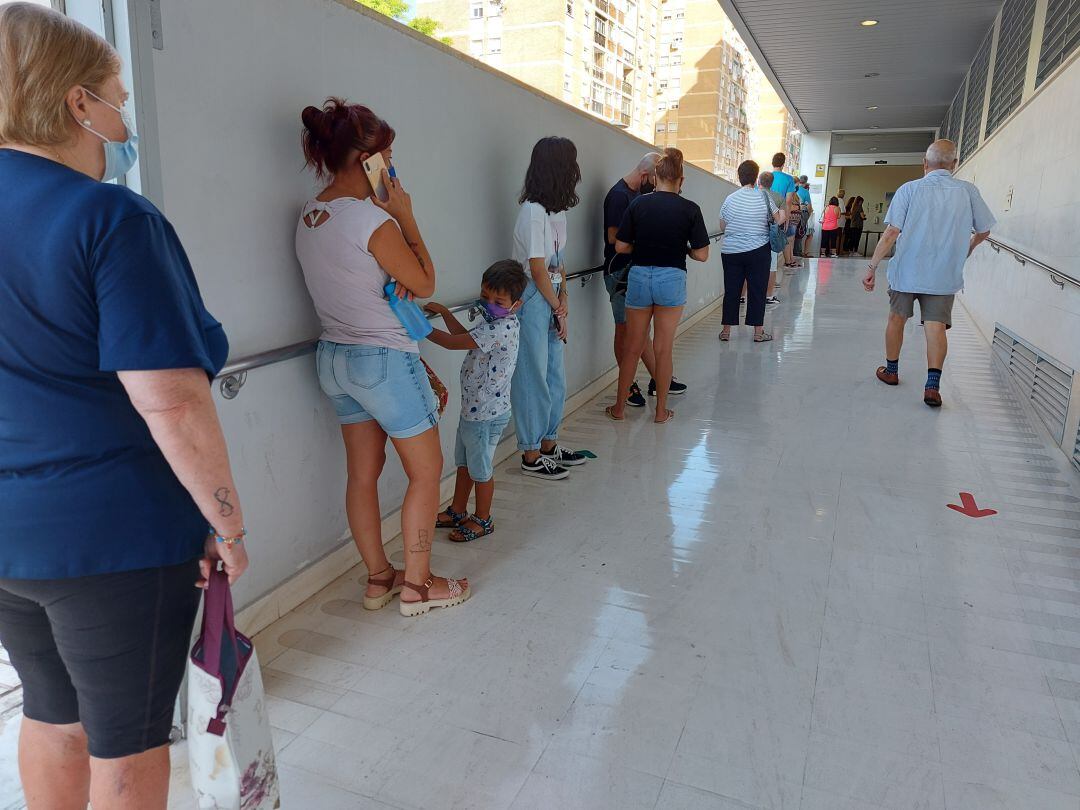 Largas colas en el centro de salud de Huelin