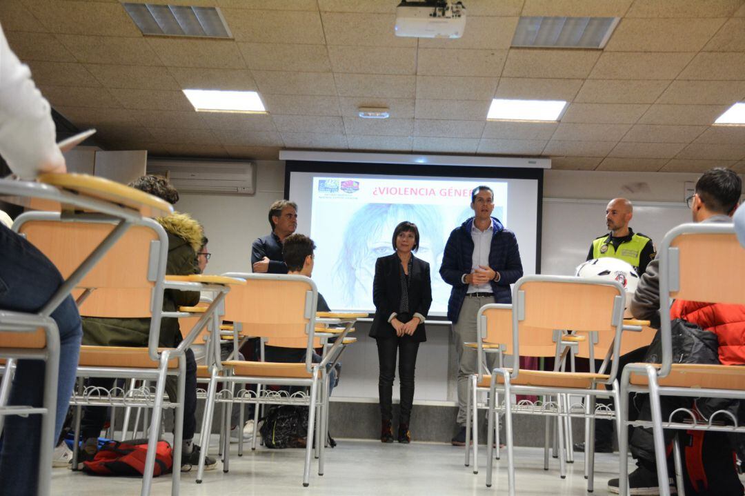 El alcalde de Elda acude a una de las charlas en el IES Monastil 