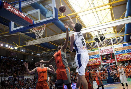 El jugador del Murcia Antelo lanza a canasta ante la defensa del Fuenlabrada, durante el partido de la trigésimo cuarta jornada de la fase regular de la Liga ACB de baloncesto que ambos equipos disputaron en el pabellón Fernando Martín de la localidad mad