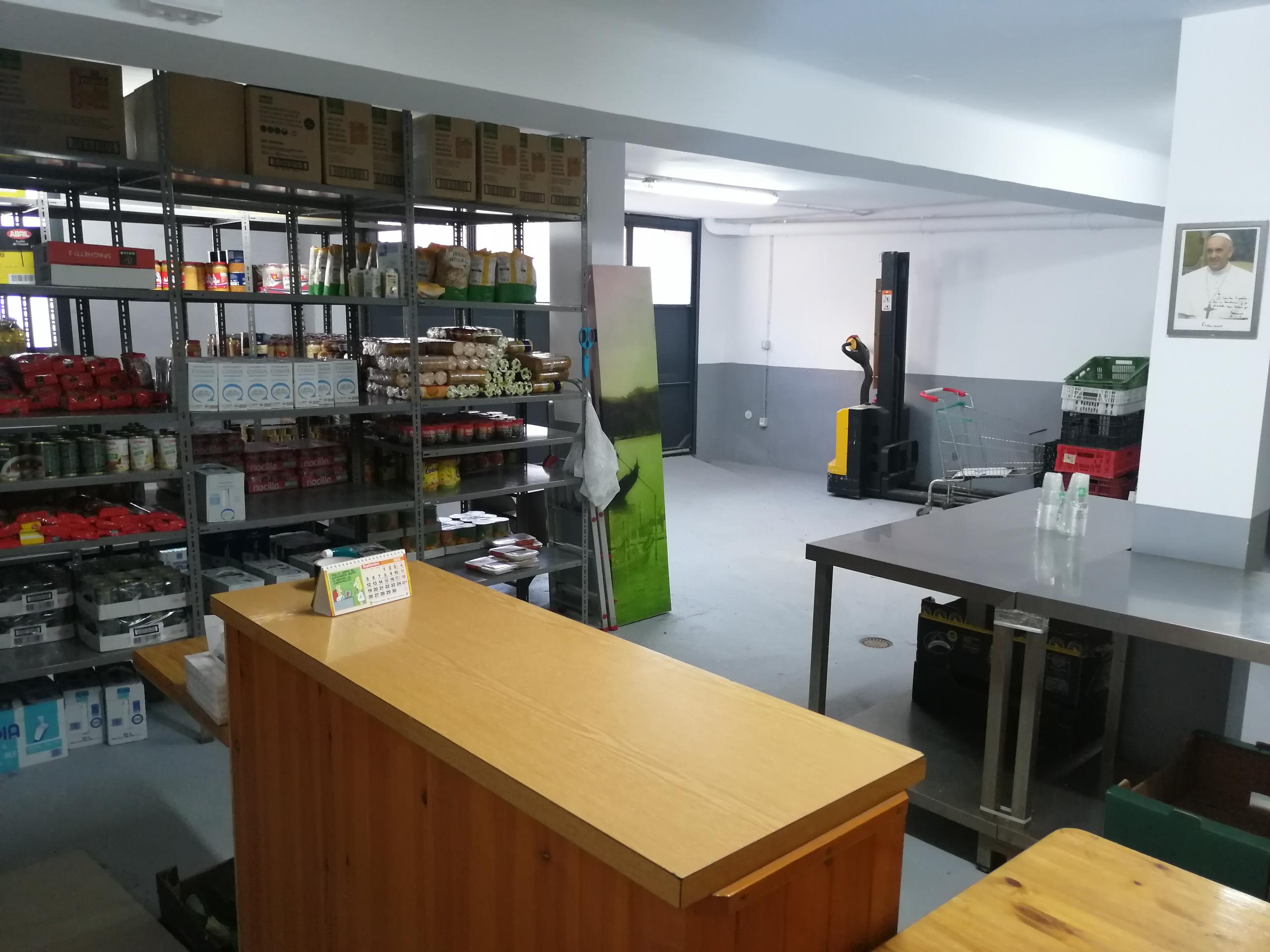 Despensa de alimentos en la nueva sede de Cáritas Jaca