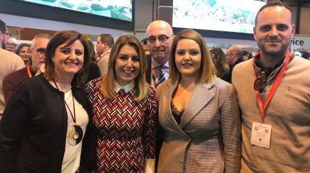 A la izquierda la alcaldesa de Peal de Becerro, Ana Dolores Rubia, con Susana Díaz, presidenta de la Junta, el director de Radio Jaén, Manuel Palomo y miembros del equipo de gobierno de Peal de Becerro.